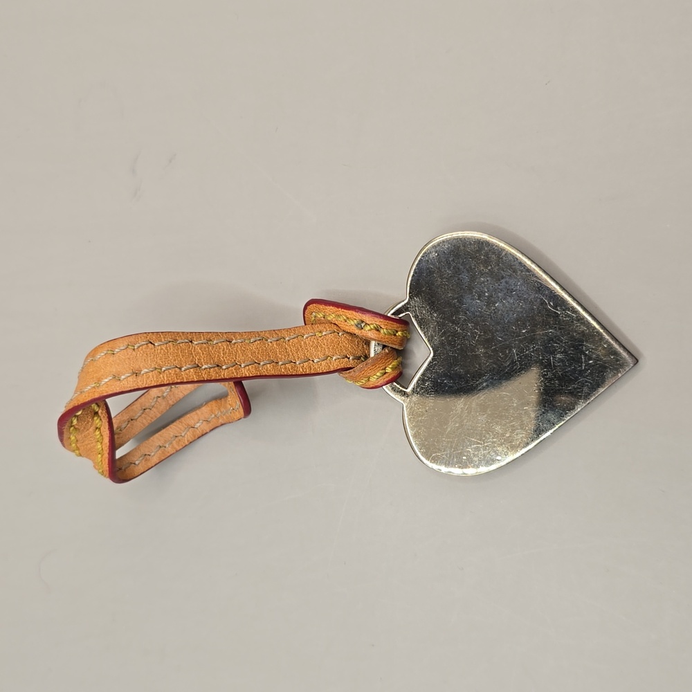 Vintage Dooney & Bourke Charm Pink Enamel Heart Gold Metal Leather Flat Y2K - Picture 2 of 6